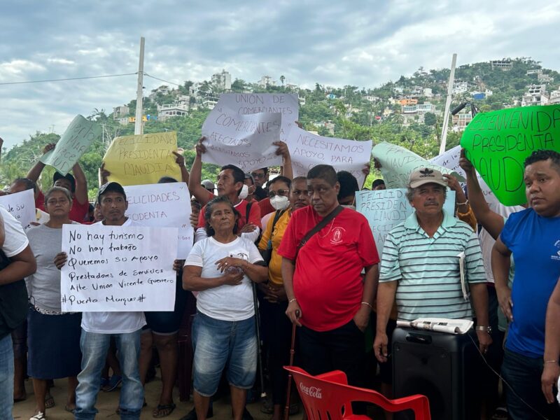 Protestan comerciantes de Puerto Marqués, piden apoyo por afectaciones