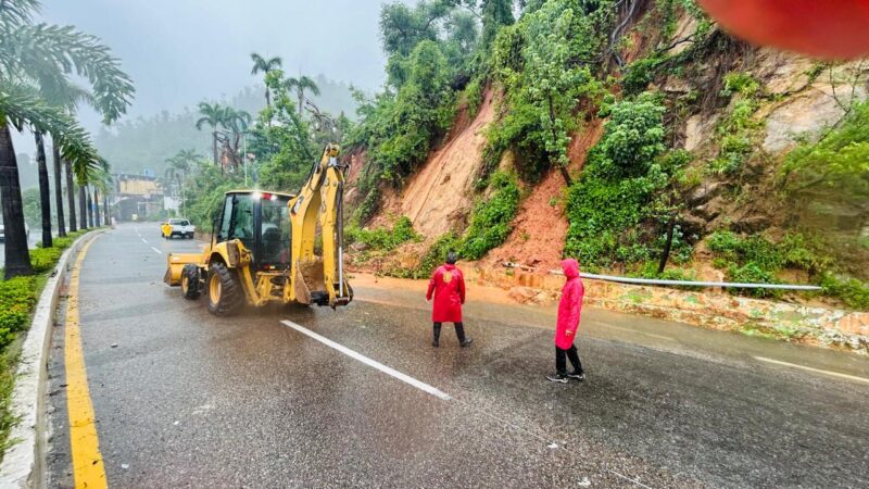 Mantienen trabajos de remoción de escombros en carreteras de Guerrero